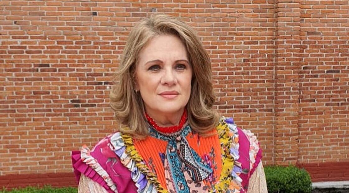 Érika Buenfil posa en la cama como traviesa conejita
