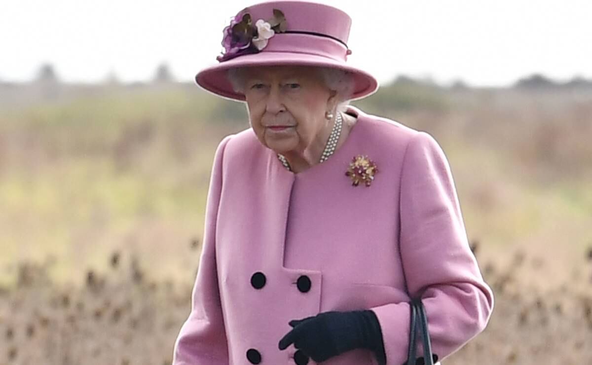 Esta es la razón que explica por qué la reina Isabel II no usó cubrebocas en su reaparición oficial