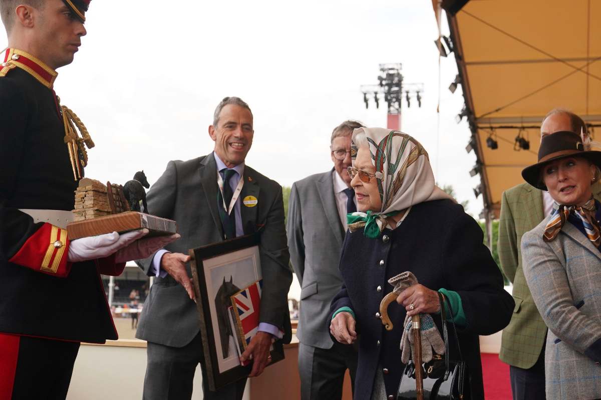 La reina Isabel II reaparece sonriente en un evento especial pese a problemas de movilidad