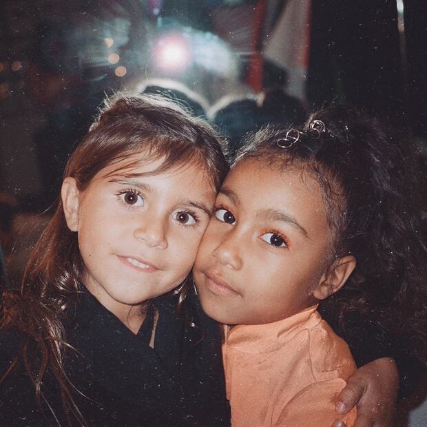 Kim Kardashian presume a su hija por su primera portada de revista