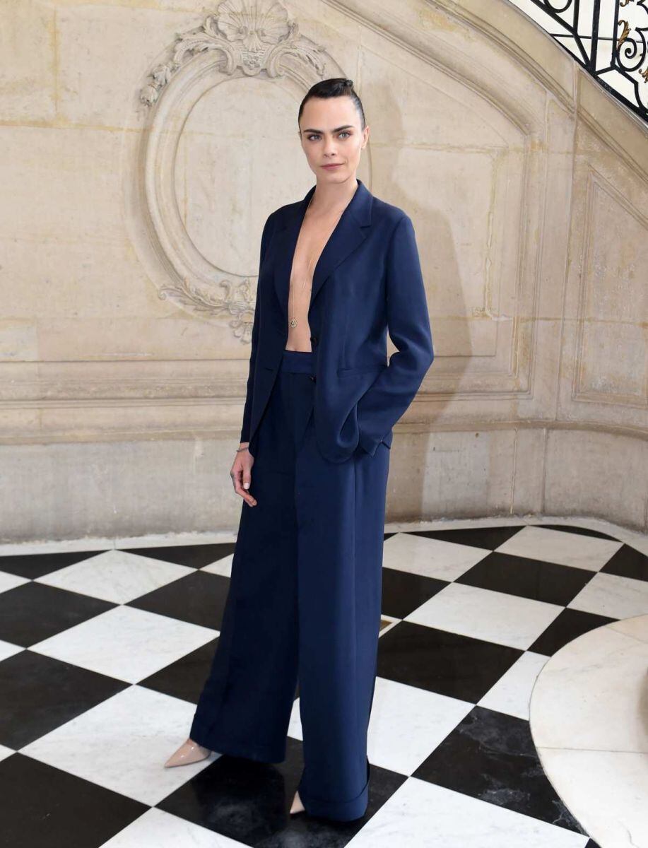 Cara Delevingne posa braless en desfile de moda de Dior, en París