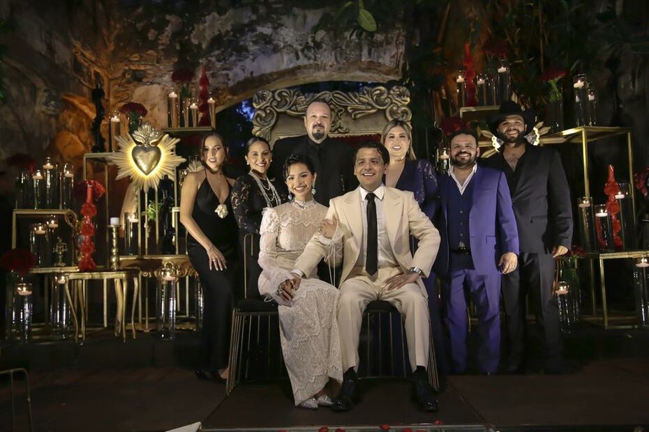 Christian Nodal y Ángela Aguilar estuvieron acompañados de sus personas más cercanas / Foto: Instagram. @carloslatapi