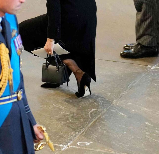 Revelan el significado del símbolo oculto en los zapatos de Meghan Markle