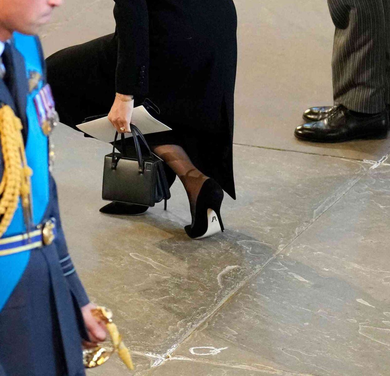 Revelan el significado del símbolo oculto en los zapatos de Meghan Markle