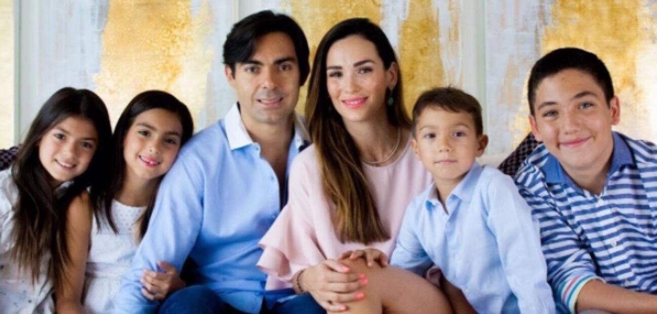 Ernesto D'Alessio junto a Rosario Ruiz y sus cuatro hijos / Archivo