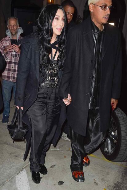Cher, de 76, y su novio Alexander, de 37, llevan su relación a otro nivel y sus hijos están involucrados