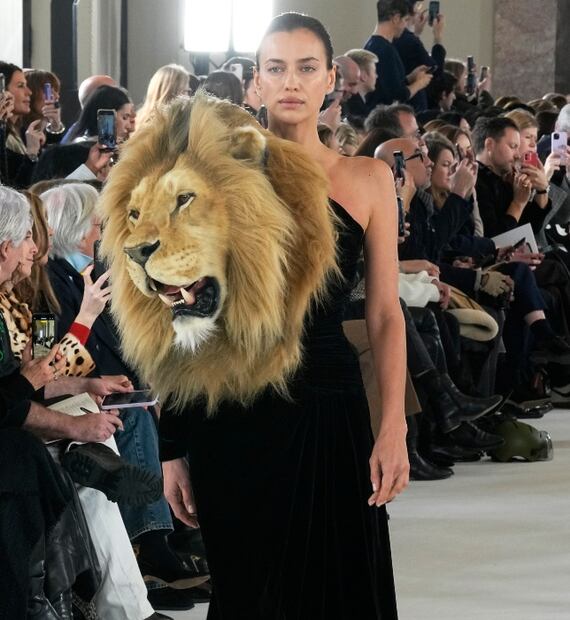 El extravagante desfile de Schiaparelli señalado de maltrato animal
