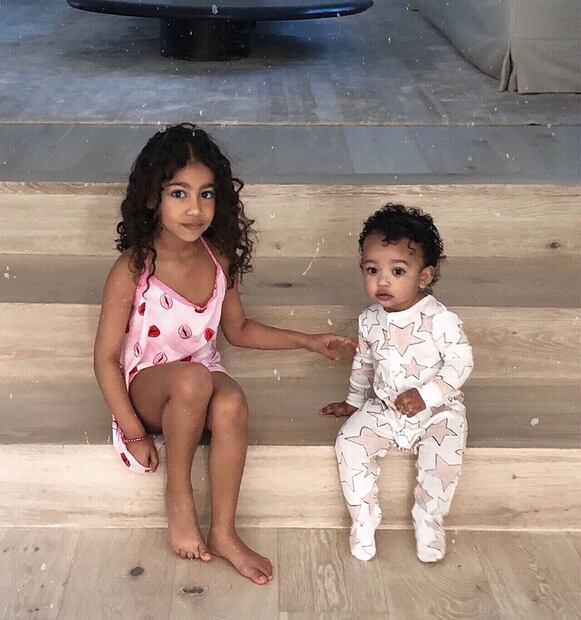 Kim Kardashian presume a su hija por su primera portada de revista