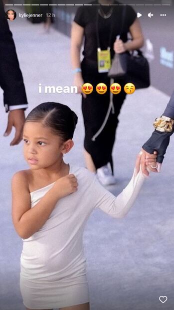 Stormi asiste a los Billboard Music Awards con un mini vestido blanco y redes tunden a Kylie Jenner