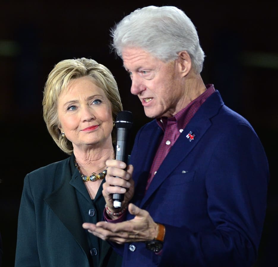 Hillary Clinton y el ex presidente estadounidense Bill Clinton en febrero de 2016 / EFE