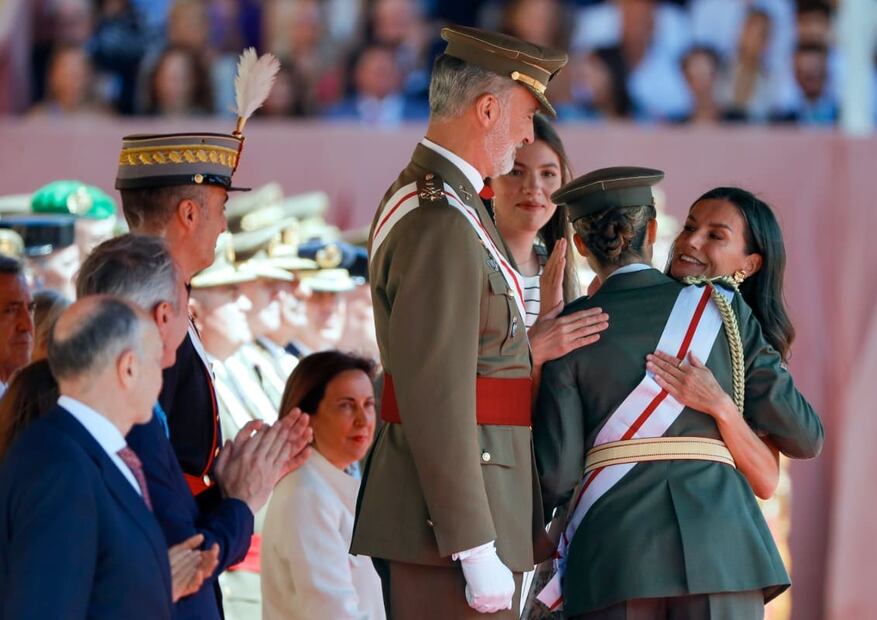 La princesa Leonor junto a su familia durante la ceremonia de entrega del despacho de alférez / Foto: EFE