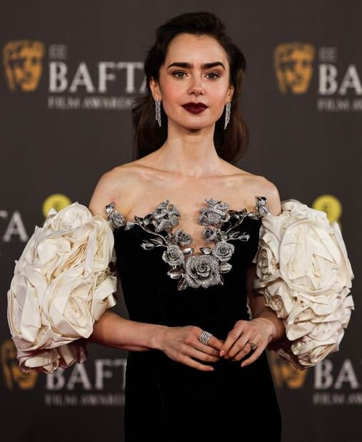 Lily Collins en la alfombra de los Premios BAFTA 2024 / AFP