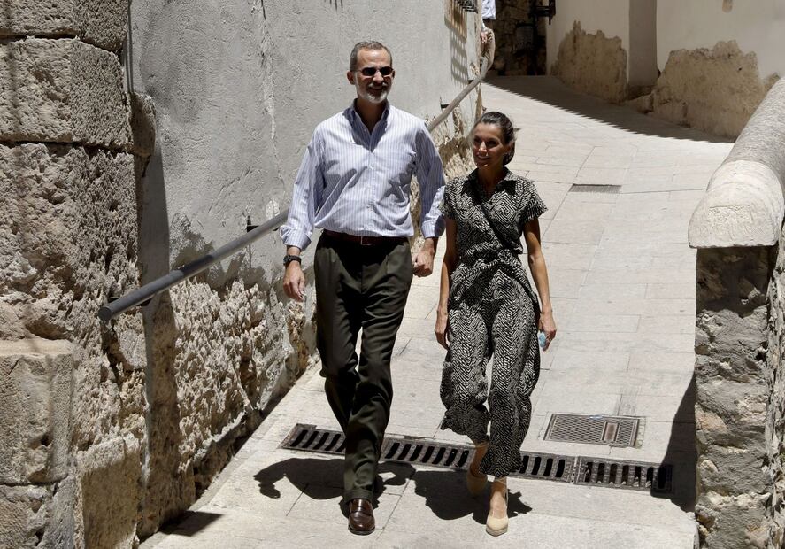 La reina Letizia visita ciudad que recorrió en su luna de miel en mono ‘low cost’ 