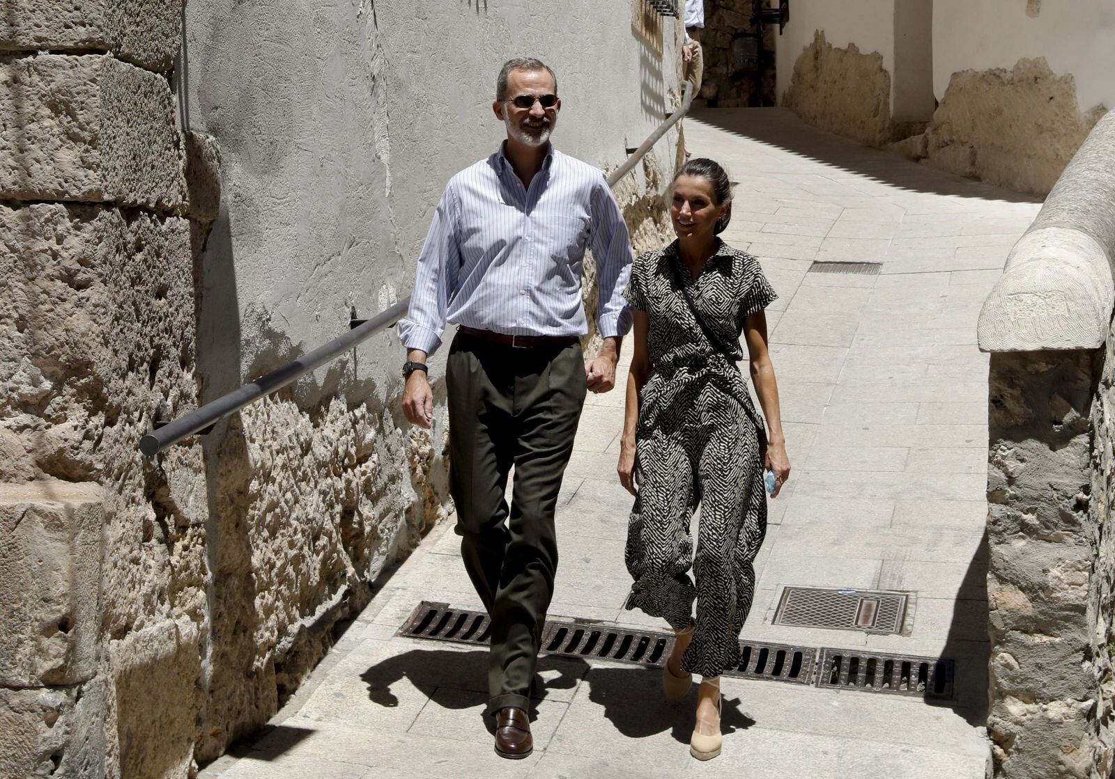 La reina Letizia visita ciudad que recorrió en su luna de miel en mono ‘low cost’ 