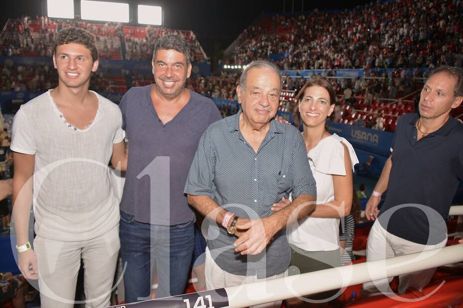 Carlos Slim posa recuperado y sonriente con amigos