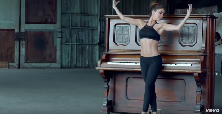 Ahahí presume su figura en su nuevo video 'Amnesia'
