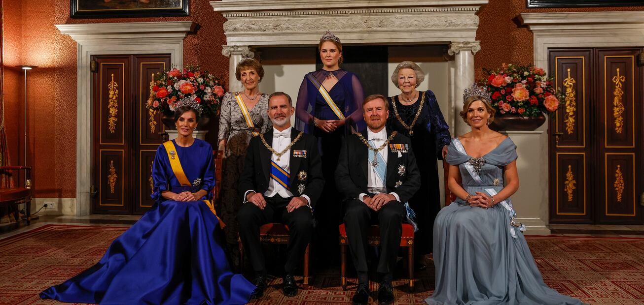 Los reyes de España, Felipe VI (3i) y Letizia (i), junto a los reyes de los Países Bajos, Guillermo Alejandro (3d) y Máxima (d), la reina emérita de los Países Bajos Beatriz (2d), la princesa heredera Catalina Amalia de Orange (c) y la princesa Margarita (2i) durante la cena de gala con motivo de su visita de Estado al país, este miércoles en Ámsterdam (Países Bajos). EFE