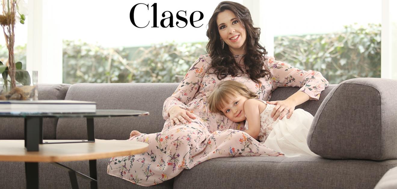 <p>Giovanna posa para nuestra cámara, mientras María Lucía, su hija, se acerca a su pancita para escuchar el corazón de su pequeña hermana. <strong>Foto: Alex Saldaña</strong></p>
