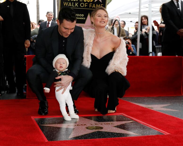 Adam Levine y Behati Prinsoloo presentan a su hija Dusty Roose 
