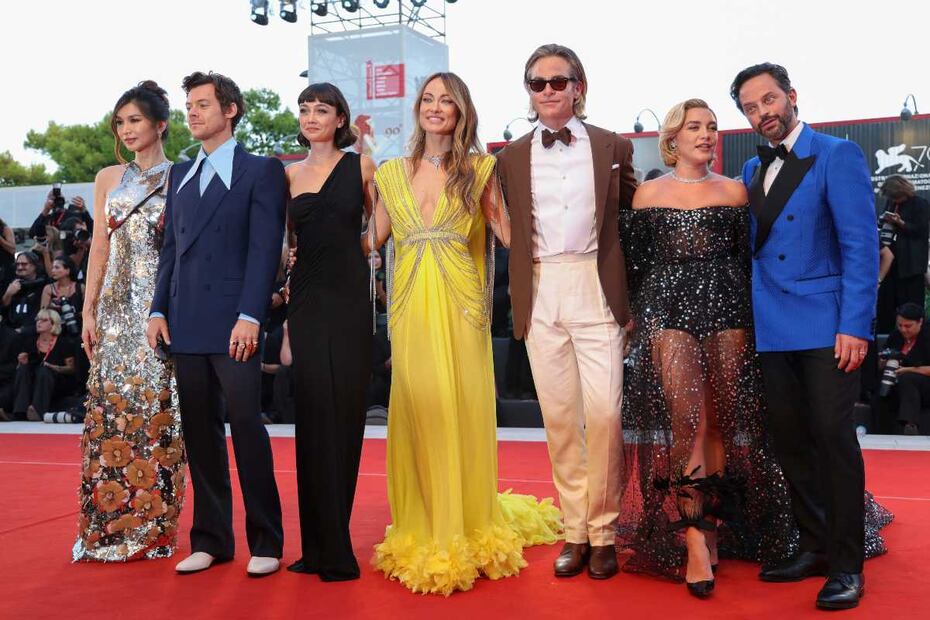 Harry Styles besa en la boca a Nick Kroll en el Festival de Venecia