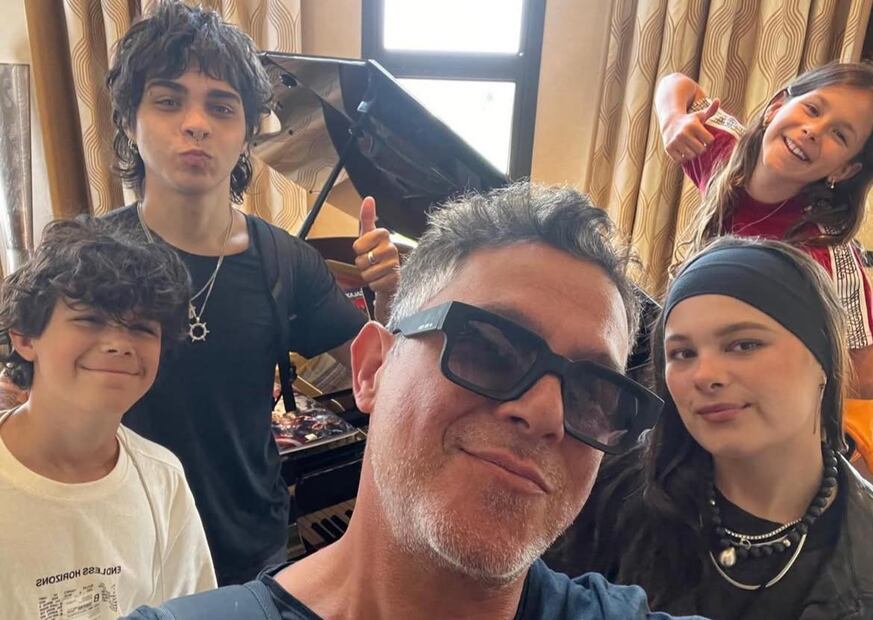 Alejandro Sanz y sus cuatro hijos / Foto: especial @alejandrosanz