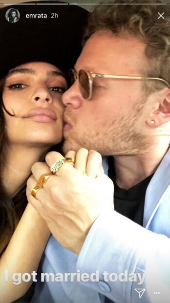 De amarillo y con sombrero: así se casó hoy Emily Ratajkowski
