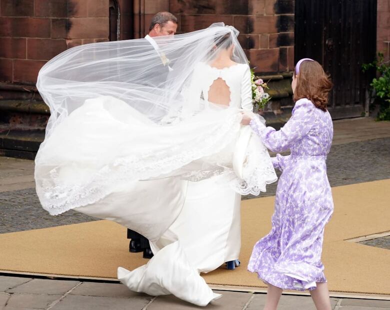 Olivia Henson en la catedral de Chester junto a su papá, Rupert Henson / AFP