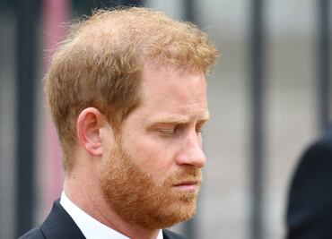 Un príncipe Harry con ojos llorosos durante el funeral de Isabel II