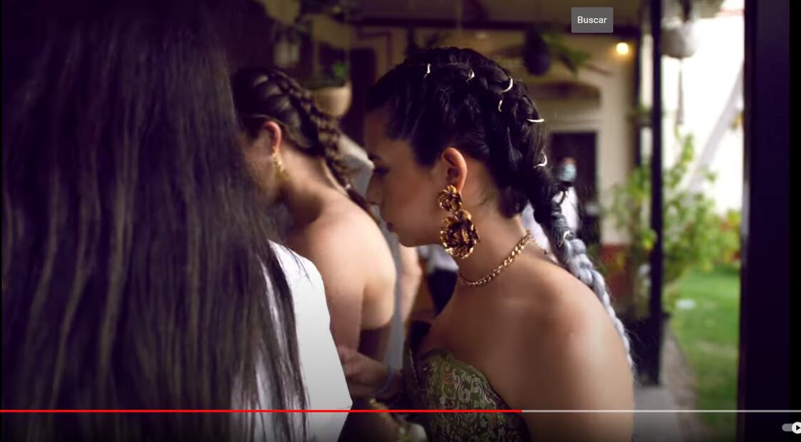 El estiloso look medieval de Ángela Aguilar