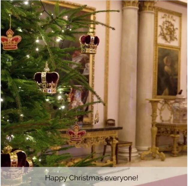 La reina Isabel gasta 40 mil dólares en 750 postales y 620 regalos navideños 
