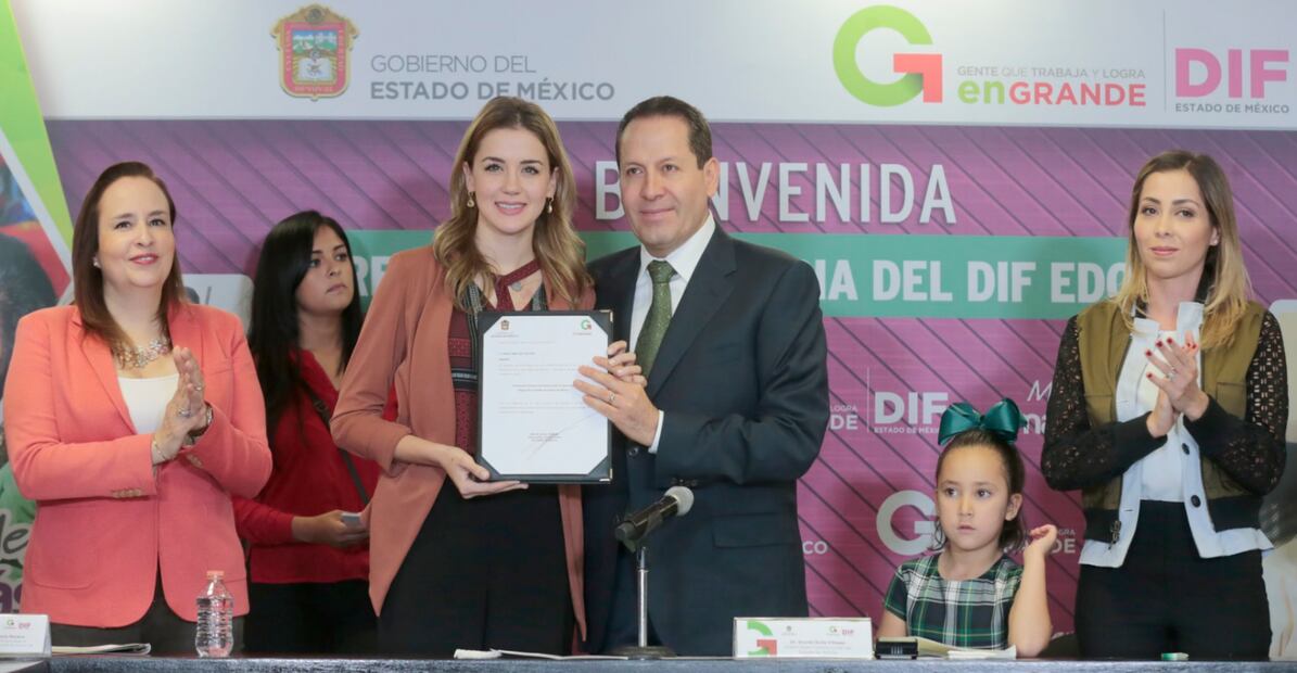 Eruviel Ávila, gobernador del Estado de México, presume su anillo de matrimonio