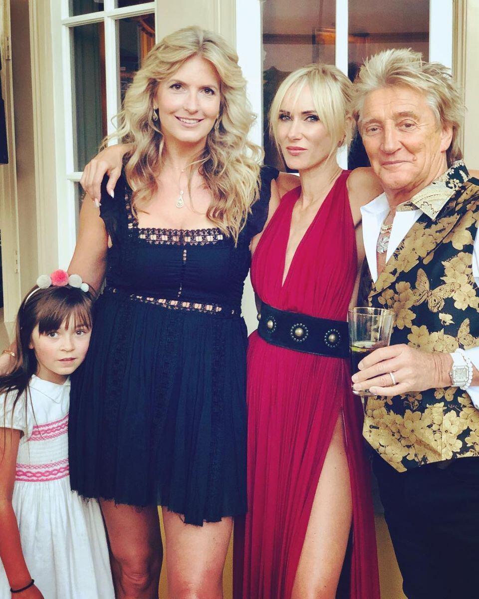 Rod Stewart posa con tres de sus exparejas y su actual esposa