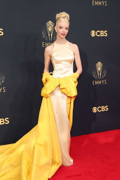 La moda y el glamour en la alfombra roja de los Emmy 2021