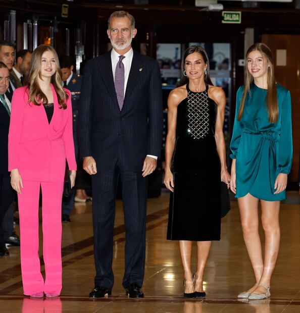 La princesa Leonor esplendorosa con traje rosa y top lencero en su regreso a España