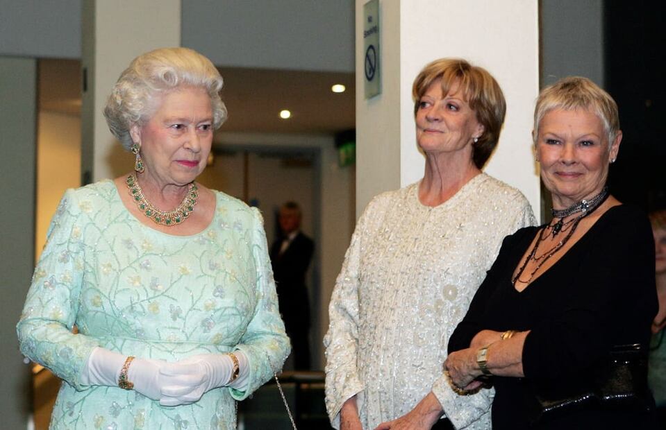 La reina Isabel con Maggie Smith y Judi Dench en la representación de "Ladies in Lavender" / Foto: AP