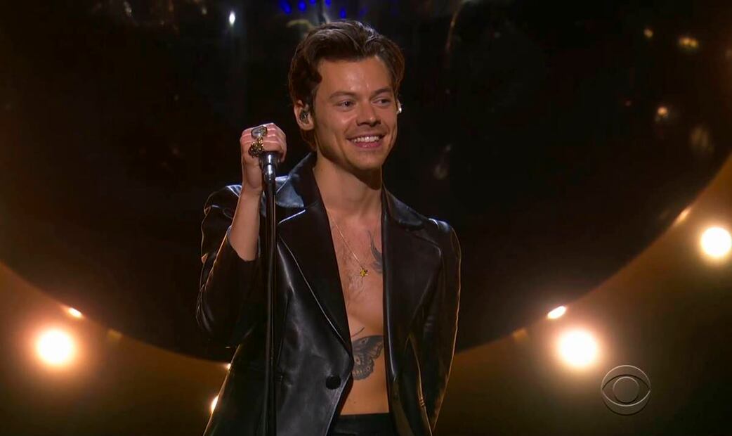 Harry Styles impacta en cuero y plumas en la noche de los Grammy 2021
