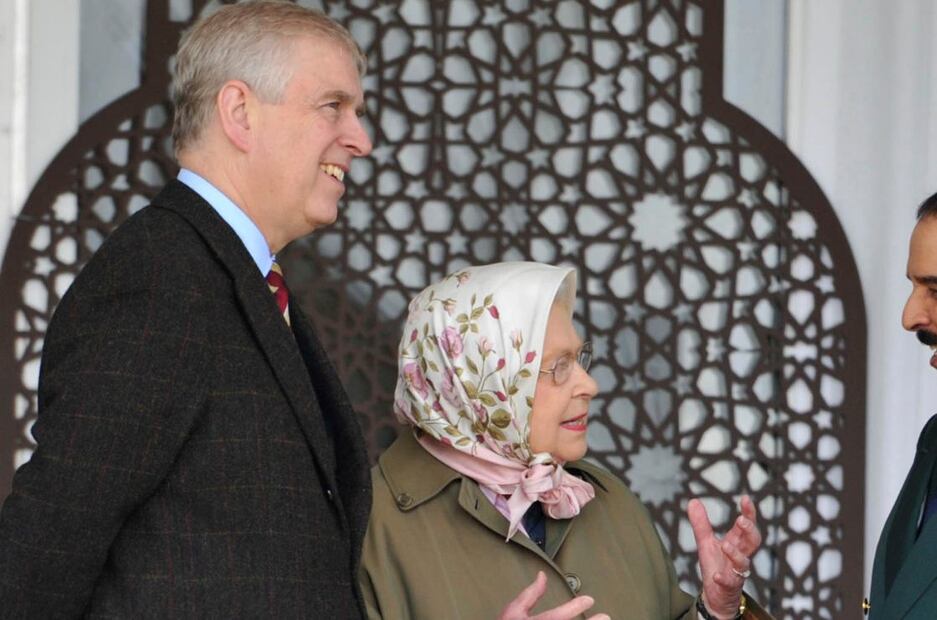 La reina Isabel II y Carlos de Gales enfrentados por culpa del príncipe Andrés 