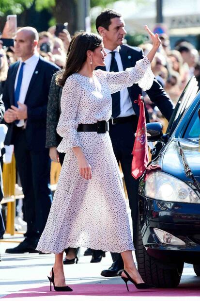Letizia de España ahora sorprende con un Armani blanco que se volvió transparente