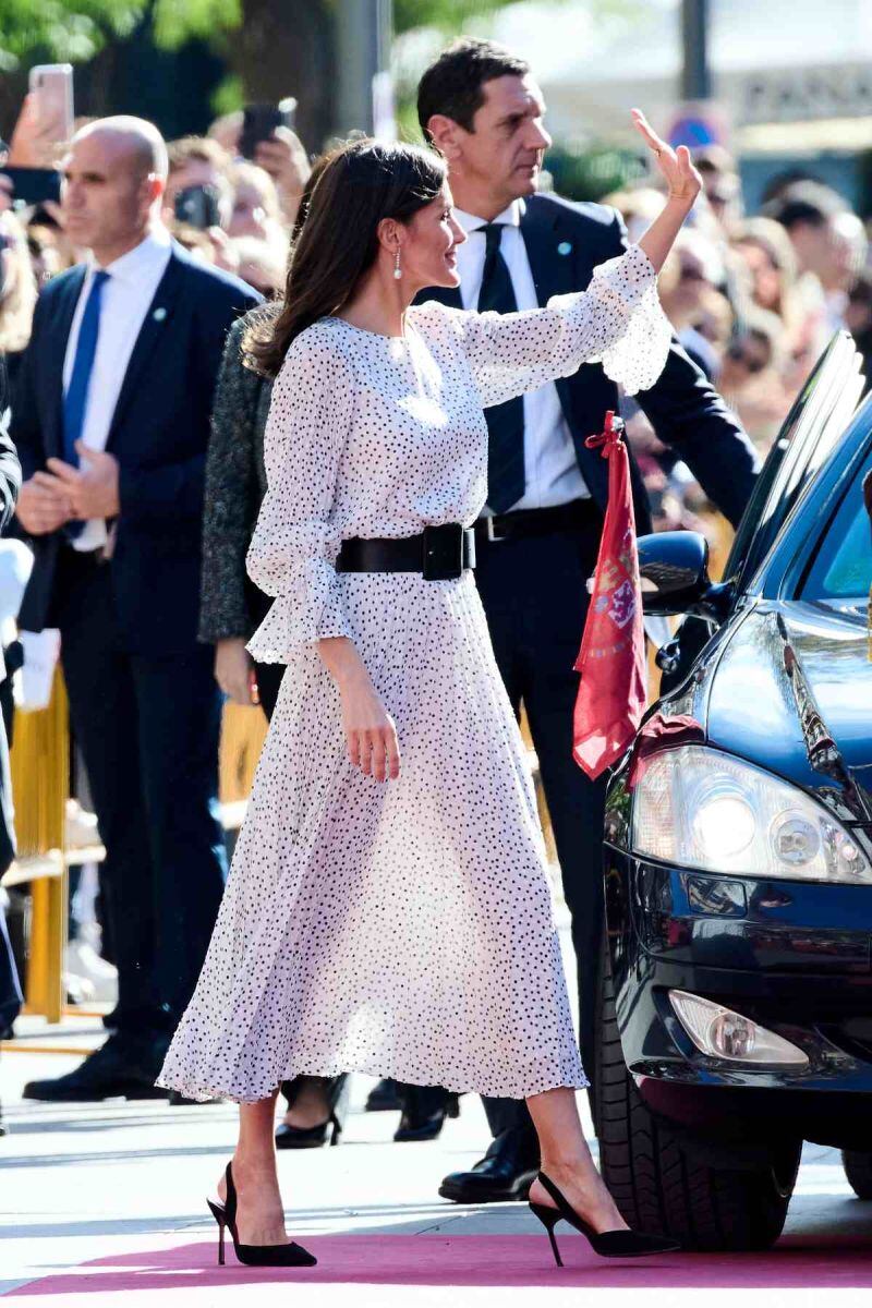 Letizia de España ahora sorprende con un Armani blanco que se volvió transparente