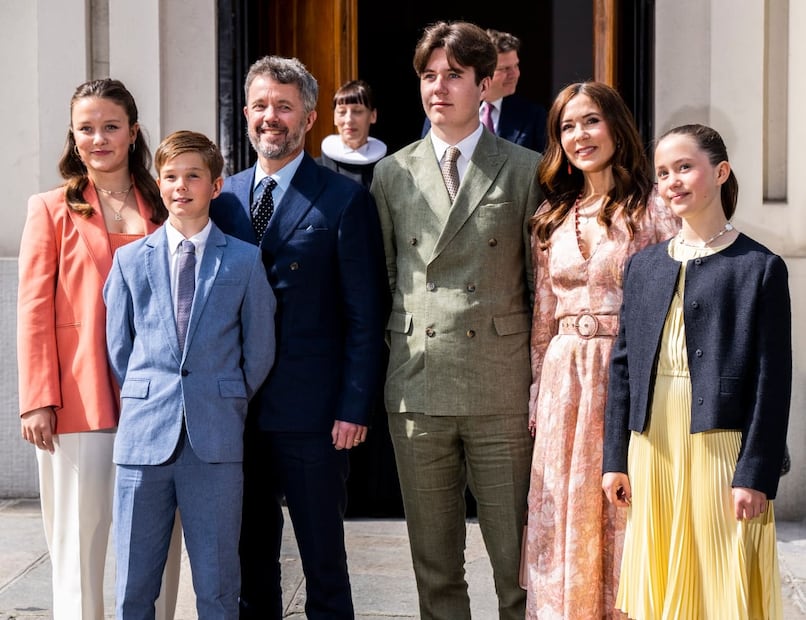 (El príncipe Federico de Dinamarca, su esposa Mary y sus hijos, los príncipes Cristian, Isabel, Vicente y Josefina / EFE
