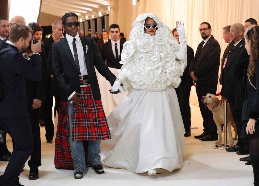 Rihanna llega tarde a la Met Gala 2023 vestida como una rarísima novia