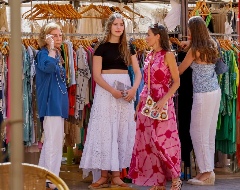 La princesa Leonor, la infanta Sofía, Letizia de España y la reina emérita Sofía en Mallorca / Foto: EFE