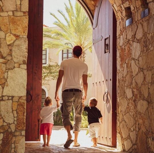 Enrique Iglesias se divierte en grande con sus mellizos 