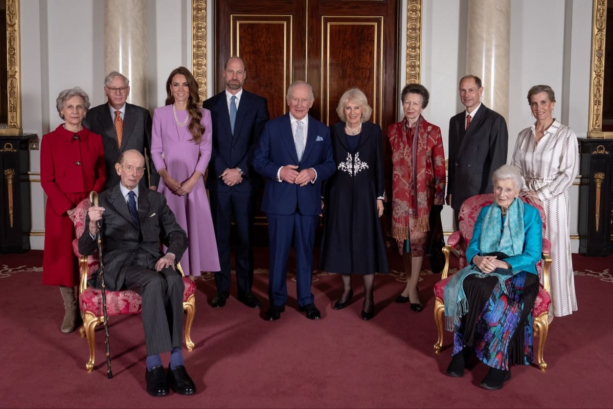 Eduardo de Kent; Brígida y Ricardo de Gloucester; Guillermo y Kate, príncipes de Gales; los reyes Carlos y Camilla; la princesa Ana; Eduardo y Sophie, duques de Edimburgo; y, sentada, la princesa Alexandra / Foto: Instagram