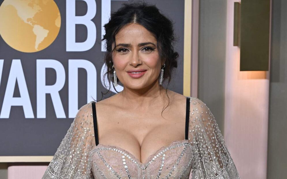 Salma Hayek impacta con un brillante vestido nude, la mejor de los Golden Globes 2023 