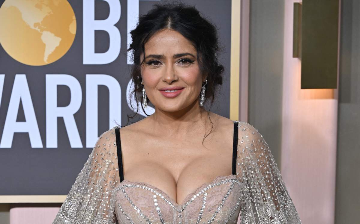 Salma Hayek impacta con un brillante vestido nude, la mejor de los Golden Globes 2023 