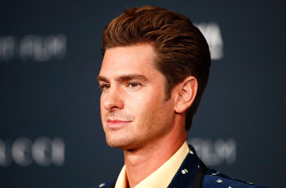 Andrew Garfield se une a Jennifer Aniston y habla sobre la presión social de tener hijos