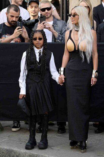 North, hija de Kim Kardashian y Kanye West, harta de los paparazzi y les llama "homeless"