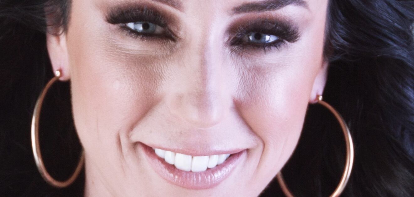 <p>La conductora ahora luce una cabellera castaña dorada.  <strong>(Fotos: Archivo e Instagram)</strong></p>