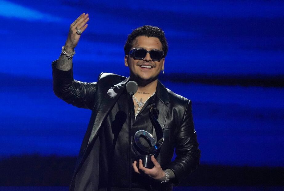 Así quedó el tatuaje de Christian Nodal que borró de los ojos de Belinda